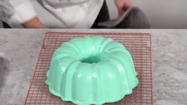Taze pişmiş funfettti demetini kek kalıbından çıkarıyorum..