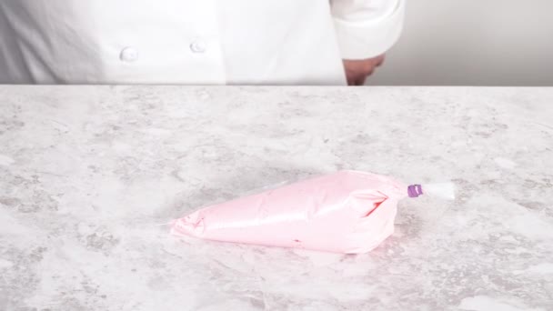 パイピングバッグにピンクのバニラバタークリームのフリストをスクープ — ストック動画