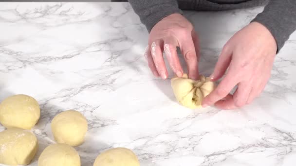 Krok Kroku Dzielenie Ciasta Chlebowego Pieczenia Domowych Bułek Brioche — Wideo stockowe