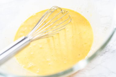 Bardakta ıspanak ve jambonlu frittata karışımı..