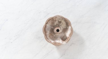 Düz yatıyordu. Limonlu kek pişirmek için sebze boyası ve un ile yağlı metal kek tepsisi..