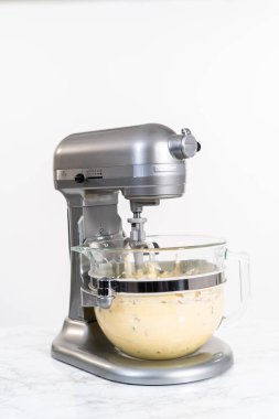 Mini Paskalya ekmeği pişirmek için mutfak mikseri malzemelerini karıştırıyorum..