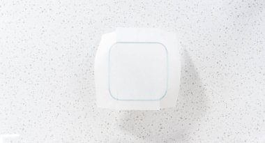 Düz yatıyordu. Fıstık ezmeli çikolatalı şekerleme hazırlamak için parşömen kağıdıyla cam pişirme tavası..