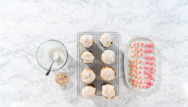 Beyaz limon jöleli mini Paskalya ekmeği..