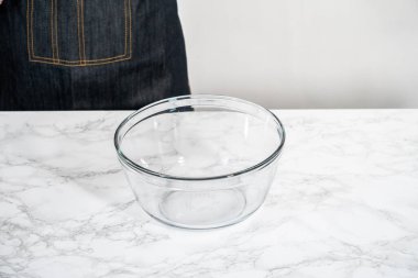 Kurutulmuş yabani mantarları bardakta ıslatıp sıcak suyla karıştırıyorum..