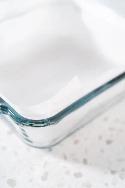 Foder Glas Bakning Pan Med Pergament Pappersark För Att Förbereda — Stockfoto