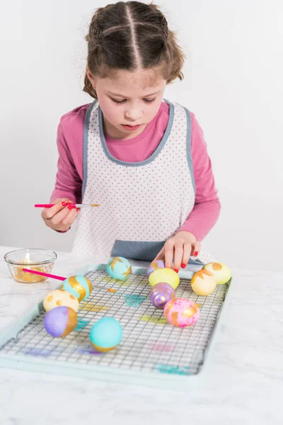 Velikonoční Zbarvení Vajíček Malování Velikonoční Vajíčka Zlatým Leskem — Stock fotografie