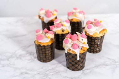 Limon jöleli taze Paskalya ekmeği, serpiştirilmiş ve kuş şeklinde kurabiyelerle süslenmiş..