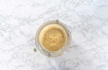 Minik Paskalya ekmeği pişirmek için cam bir kasede hamur büyütüyorum..