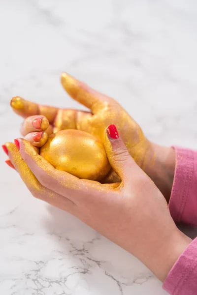 Huevo Pascua Para Colorear Pintura Huevos Pascua Con Lustre Oro — Foto de Stock