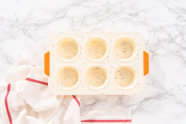 Pose Plate Remplir Moule Muffins Silicone Avec Des Ingrédients Pour — Photo