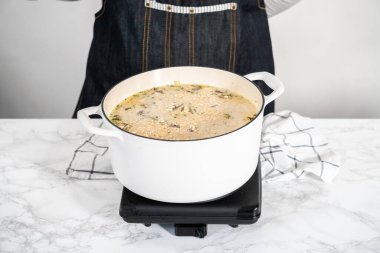 Hollanda usulü fırında yapılan kremalı mantar çorbası..