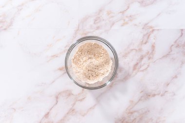 Düz yatıyordu. Elmalı yulaflı kurabiye pişirmek için büyük bir bardakta karıştırma malzemesi..