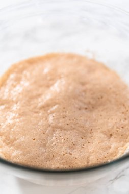 Mini Paskalya ekmeği pişirmek için bardaktaki kuru mayayı aktifleştiriyorum..