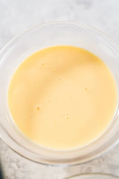 Виміряні Інгредієнти Скляних Мисках Приготування Яєчного Пирога — стокове фото
