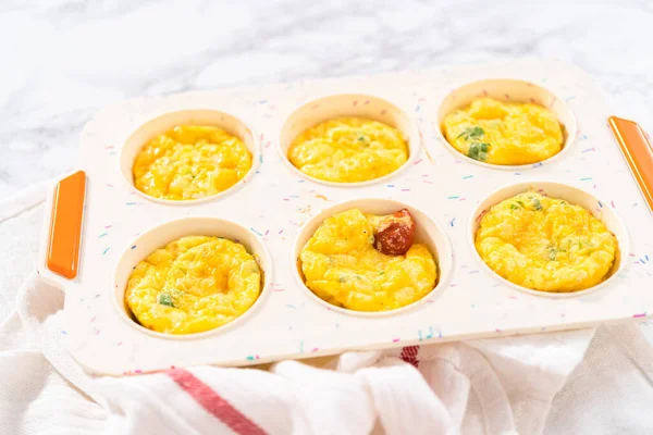 Raffreddamento Fresco Dal Forno Pancetta Formaggio Uovo Muffin — Foto Stock