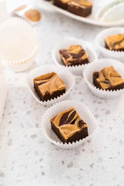Emballage Hjemmelavet Chokolade Fudge Med Jordnøddesmør Hvirvel Ind Hvid Gaveæske - Stock-foto