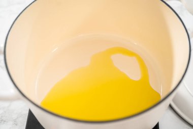 Hollanda usulü fırında yapılan kremalı mantar çorbası..