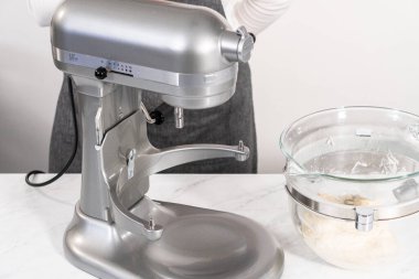 Vatansever tarçınlı hamur pişirmek için mutfak mikserinde ekmek hamuru hazırlıyorum..