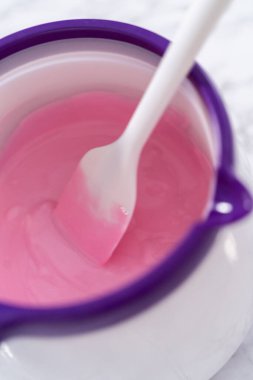 Çikolata, sıcak çikolata bombaları hazırlamak için bir şeker tenceresinde erir..