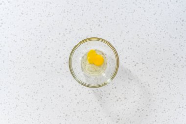 Düz yatıyordu. Kirazlı börek için yumurta çırpıyorum..