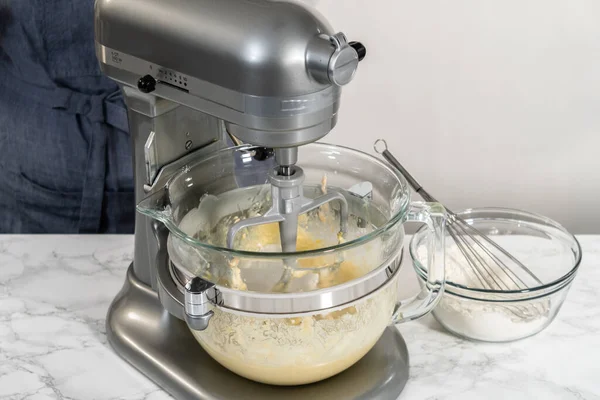Mieszanie Składników Kuchni Mikser Pieczenia Mini Chleb Wielkanocny Kulich — Zdjęcie stockowe