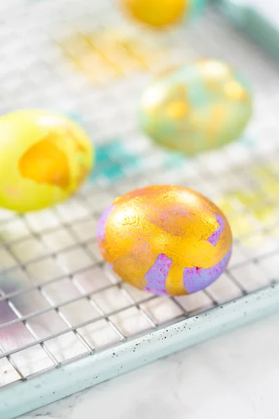 复活节彩蛋 用黄金彩绘复活节彩蛋 — 图库照片