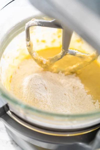 Mini Paskalya Ekmeği Pişirmek Için Mutfak Mikseri Malzemelerini Karıştırıyorum — Stok fotoğraf