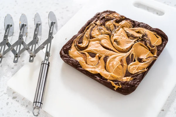 Corte Chocolate Com Redemoinho Manteiga Amendoim Para Cortar Pedaços Pequenos — Fotografia de Stock