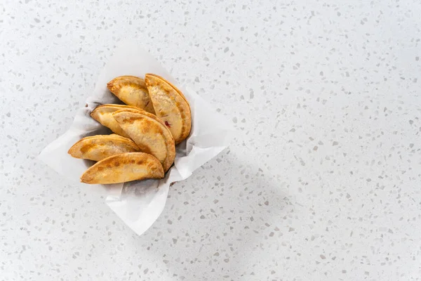 Deitado Empanadas Cereja Doce Recém Assadas Fritadeira Balcão Cozinha — Fotografia de Stock