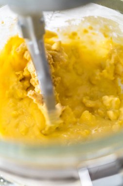 Mini Paskalya ekmeği pişirmek için mutfak mikseri malzemelerini karıştırıyorum..