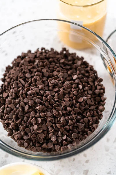 Gemeten Ingrediënten Glazen Mengkommen Chocolade Pindakaas Fudge Maken — Stockfoto