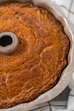 Mutfak tezgahında taze pişmiş limonlu yaban mersinli kek..