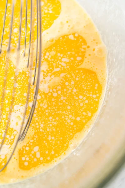Mencampur Bahan Basah Dalam Mangkuk Campuran Kaca Besar Untuk Kue — Stok Foto