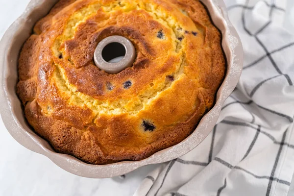 Chłodzenie Świeżo Upieczonego Ciasta Cytrynowego Borówkowego Blacie Kuchennym — Zdjęcie stockowe