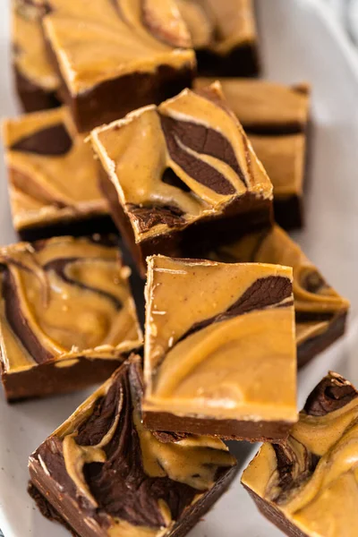 Fudge Chocolate Caseiro Com Pedaços Redemoinho Manteiga Amendoim Prato Serviço — Fotografia de Stock