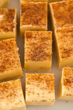 Beyaz bir kesme tahtasındaki ev yapımı yumurta likörü parçaları..