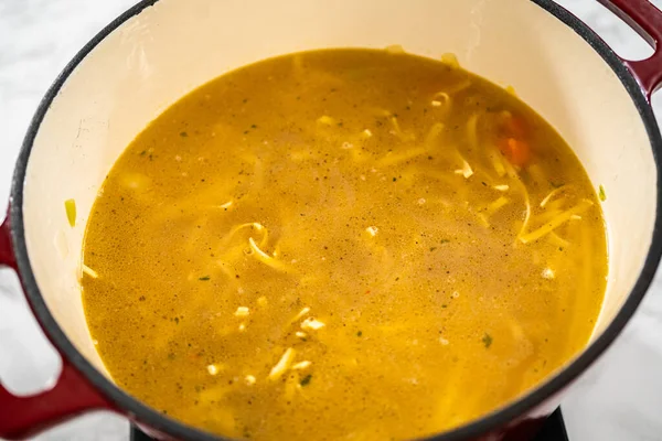 Cocinar Sopa Fideos Pollo Con Fideos Kluski Horno Holandés Esmaltado — Foto de Stock