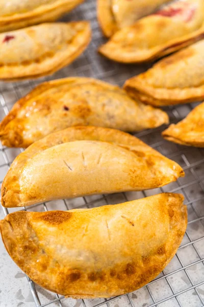 Φρεσκοψημένο Γλυκό Κεράσι Empanadas Στη Φριτέζα Αέρα Στον Πάγκο Της — Φωτογραφία Αρχείου