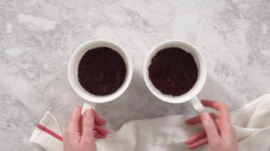 Düz yatıyordu. Adım adım. Çikolatalı kek hamurunu bardaklara doldurup çikolatalı kek hazırlıyorum..