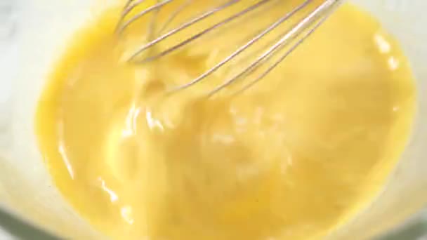 在搅拌菠菜和火腿煎饼的玻璃碗中混合配料 — 图库视频影像