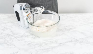 Marketten alınmış vanilyalı şekerlemeyi cam bir kaseyle karıştırıyorum..