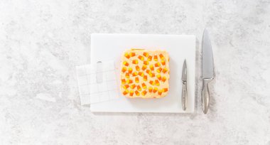 Düz yatıyordu. Küçük parçalar kesmek için kağıt şablonu kullanarak mısır şekeri toplamak.