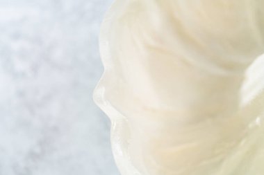 Manzarayı kapat. Bitkisel kısaltmalı yağlı kek tavası ve Funfettti Bundt keki pişirmek için un..