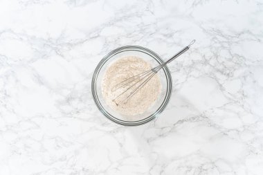 Düz yatıyordu. Muzlu yulaf ezmeli kek pişirmek için büyük bir bardakta karıştırma malzemesi..