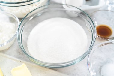 Fünyeli kek pişirmek için cam karıştırma kabındaki malzemeler..