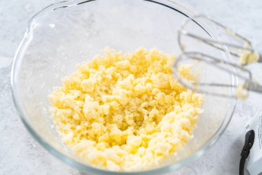 Manzarayı kapat. Fünyeli kek pişirmek için karıştırma kabındaki malzemeleri karıştırıyorum..