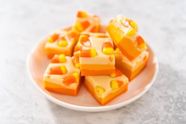 Beyaz tabakta ev yapımı mısır şekerlemesi parçaları..