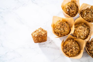 Taze pişmiş muzlu yulaf ezmeli çörekler ve üzerine yulaf ezmesi şekeri..