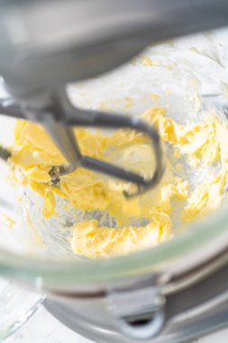 Yumuşak yulaflı kuru üzümlü cevizli kurabiyeler pişirmek için mutfak tezgahında karışımlar hazırlıyorum..